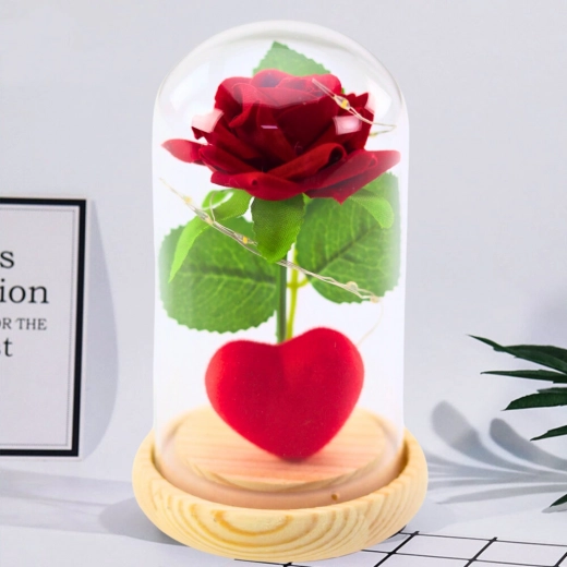 Evig rød rose i glaskuppel med LED-lys og hjerte 14 × 8 cm