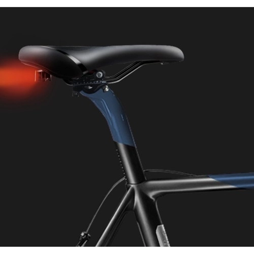 Smal cykelsadel med ventilation og baglys