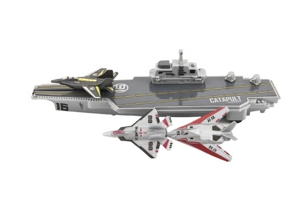 Hangarskib med katapult og jagerfly
