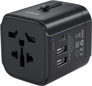 Aukey universel rejseadapter 7,8A med 2x USB-A og 1x USB-C