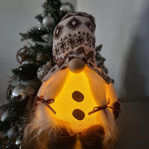 Nisse stående med LED-belysning