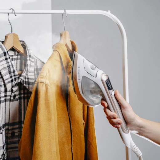 2 i 1: strygning på bræt og lodret dampning