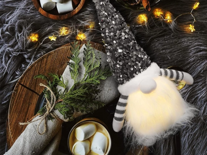 Juledekoreret nisse med belyst LED-mave