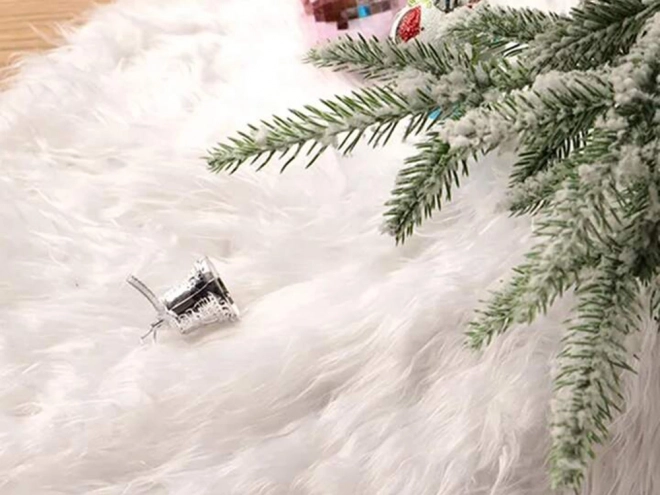Hvid pelset underlag til juletræ