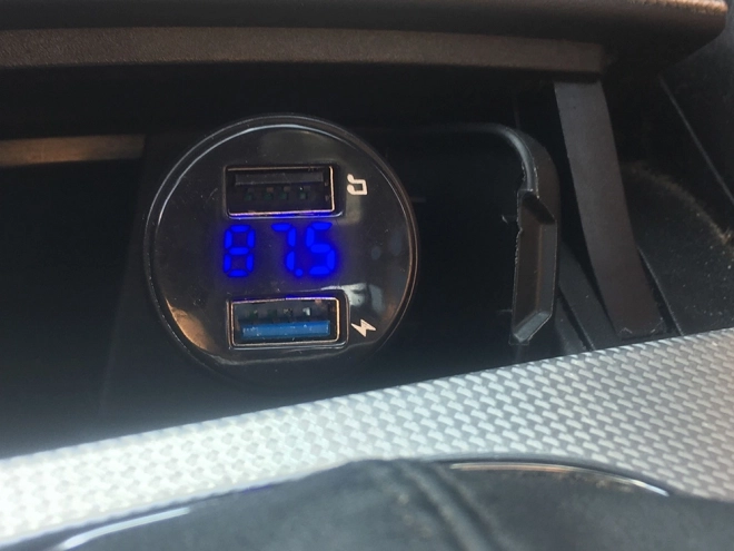 Multifunktionel FM-transmitter til bil med Bluetooth