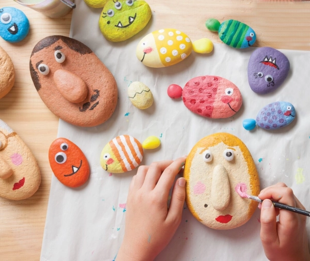 Glade sten med øjne og 3D-detaljer