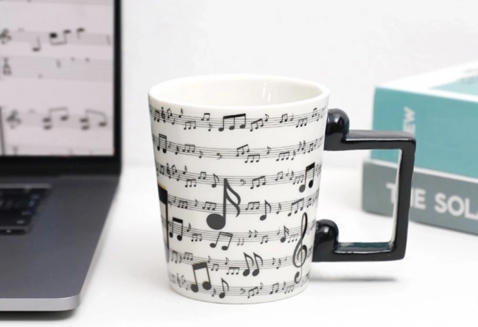 keramisk krus med musikmotiv