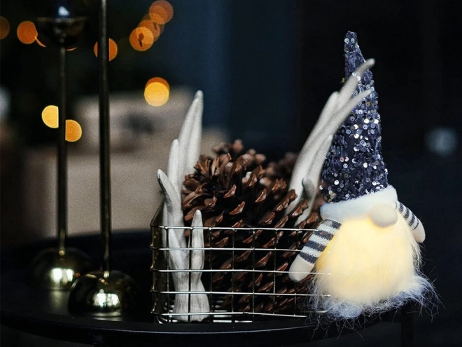 Juledekoreret nisse med belyst LED-mave