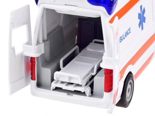 Børneambulance med båre og lyssignaler