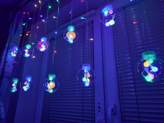 LED farvet gardin med pærer - 3 m, 108 LED