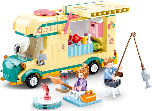 Farverig campingvogn fuld af detaljer