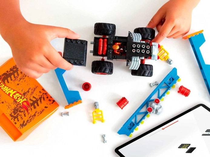 Byg og kør: 151 dele til bil og rampe