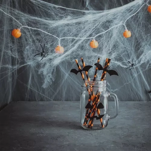 Kunstig Halloween spindelvæv med edderkopper