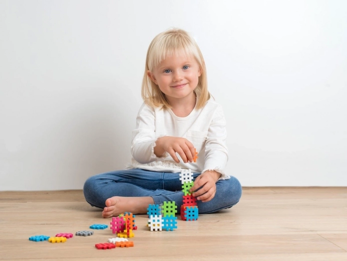 Kreativ bygning med bløde farver