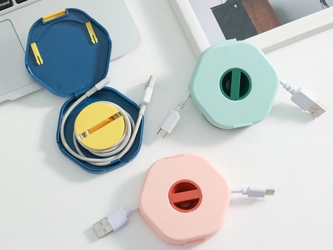 Drejeligt kabelarrangør med telefonholder