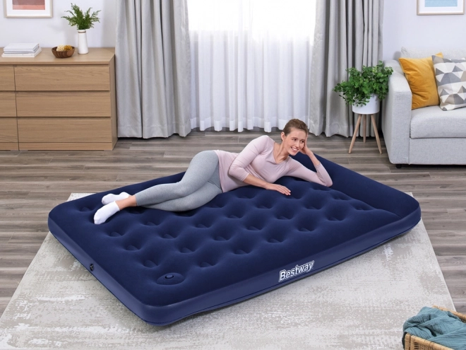 Oppustelig madras Queen med indbygget pumpe fra Bestway