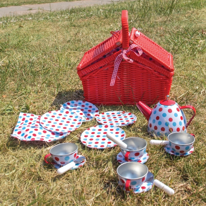 Teparti sæt med prikket mønster i picnickurv